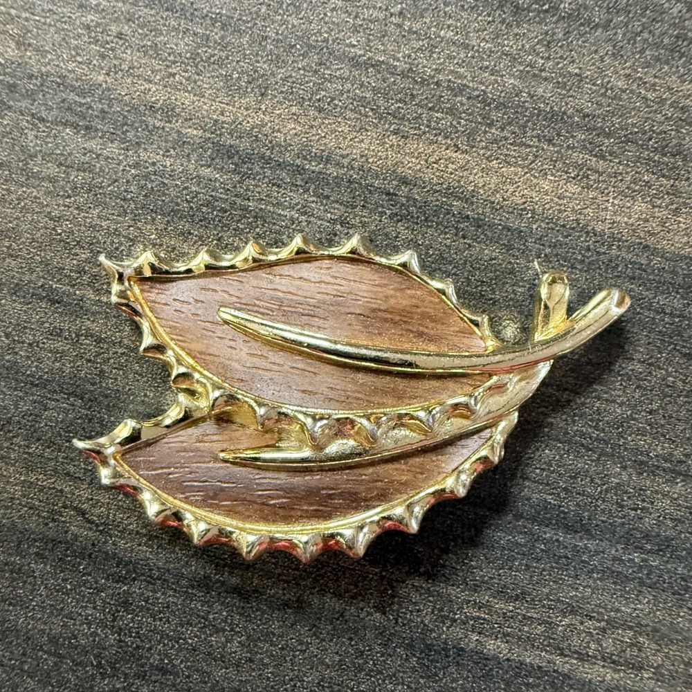 Sarah Coventry Wood Leaf Brooch Pin Gold‎ Tone Vintage Statement Jewelry